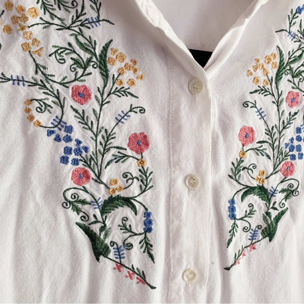 Maggie & Max floral embroidered button down shirt size medium - Picture 3 of 8